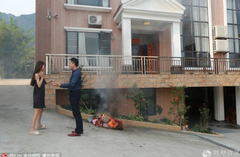 Cô gái đốt túi xách để đòi li dị chồng đại gia